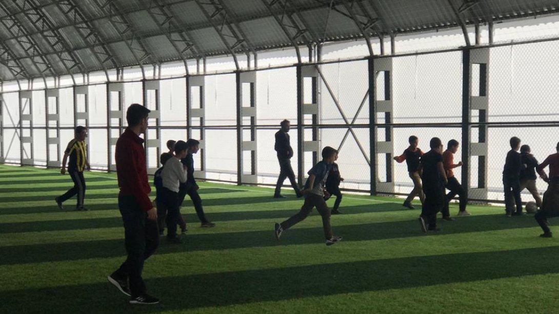 Kaymakamımız Okan DAŞTAN İlkokul Öğrencileri ile Futbol Maçında